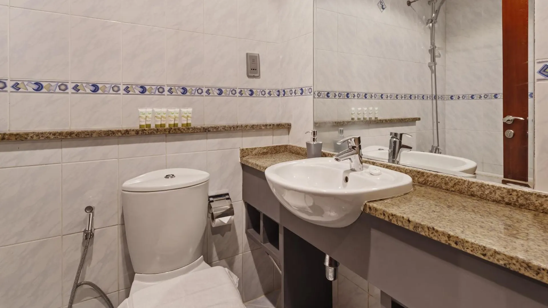 Modern Studio Apartment In Lake View Dubai