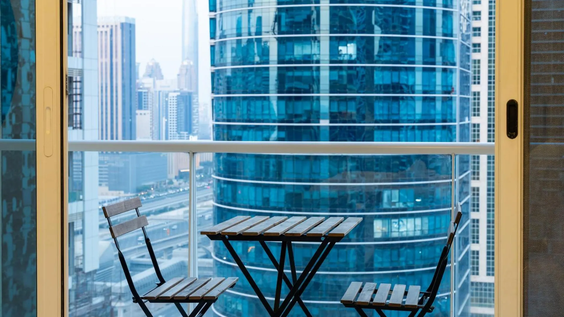 Modern Studio Apartment In Lake View Dubai