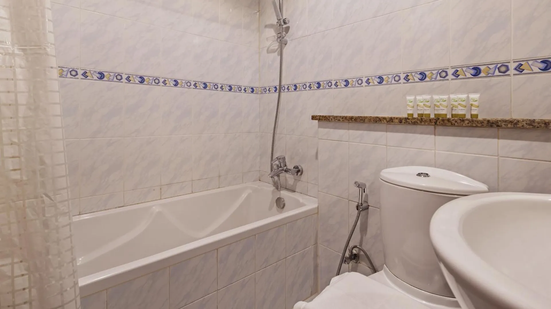 Modern Studio Apartment In Lake View Dubai