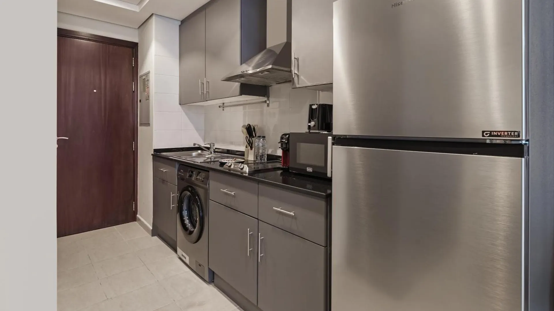 Modern Studio Apartment In Lake View Dubai