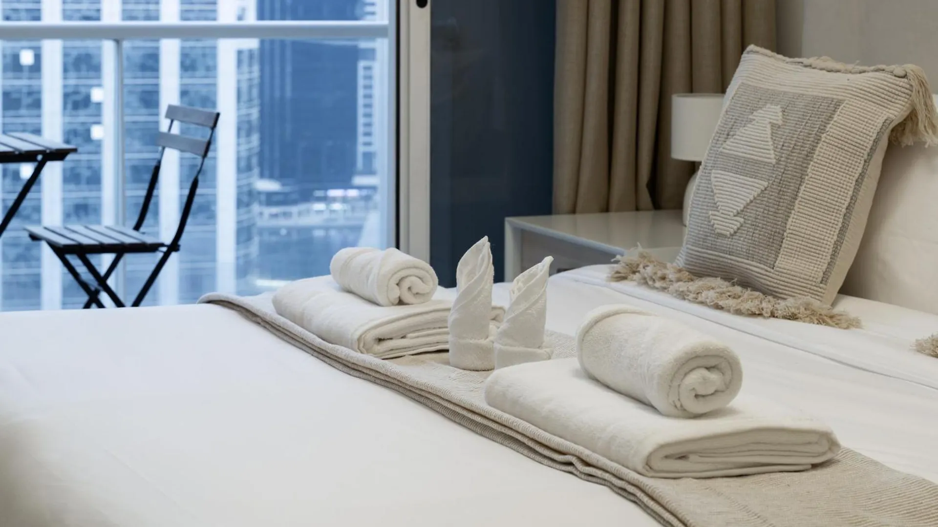 Modern Studio Apartment In Lake View Dubai United Arab Emirates