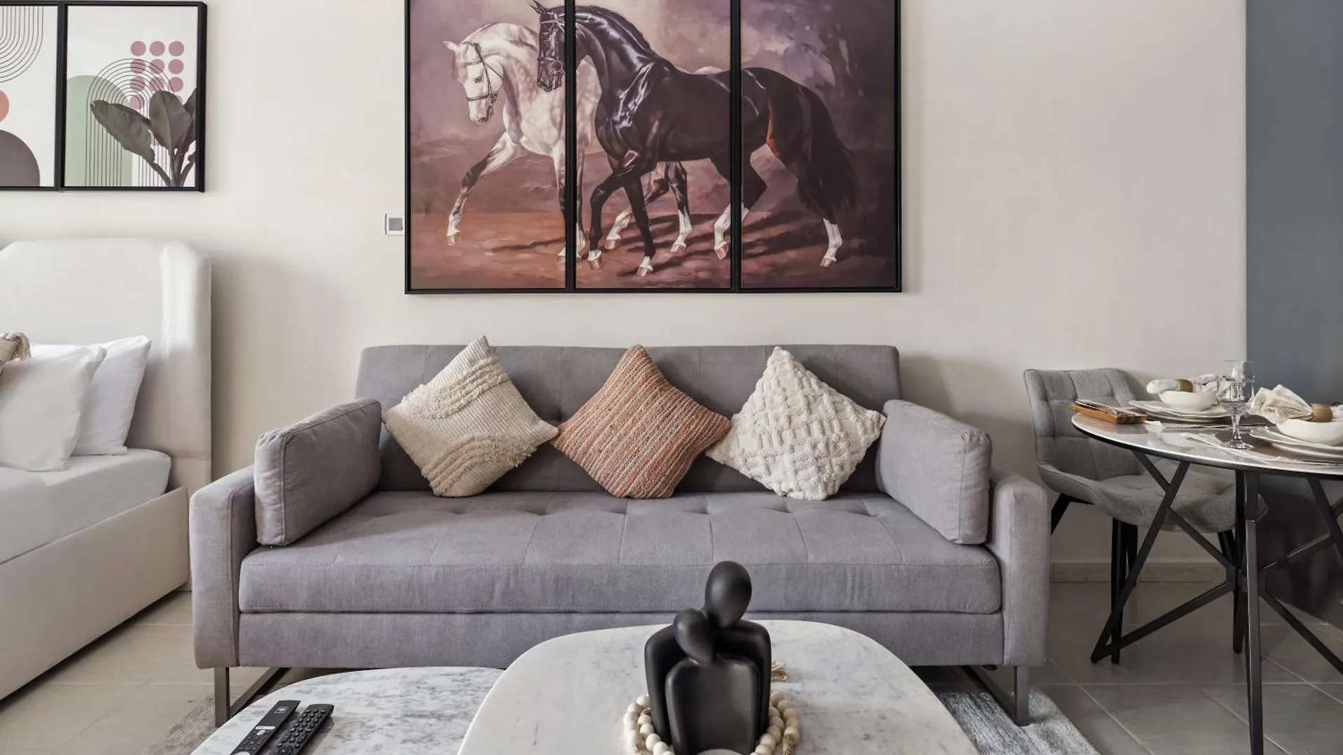 Modern Studio Apartment In Lake View Dubai 0*,