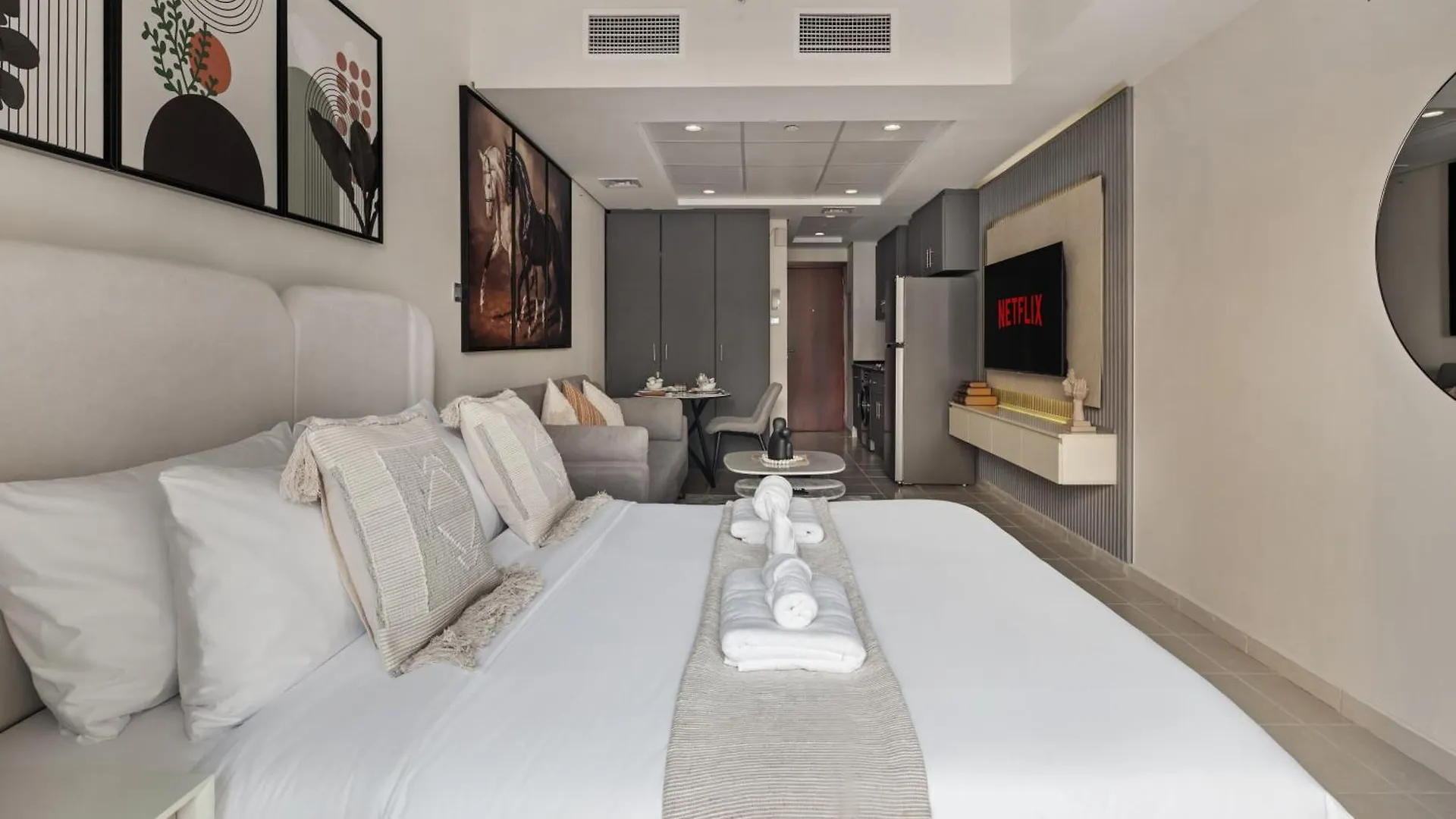 Modern Studio Apartment In Lake View Dubai 0*,