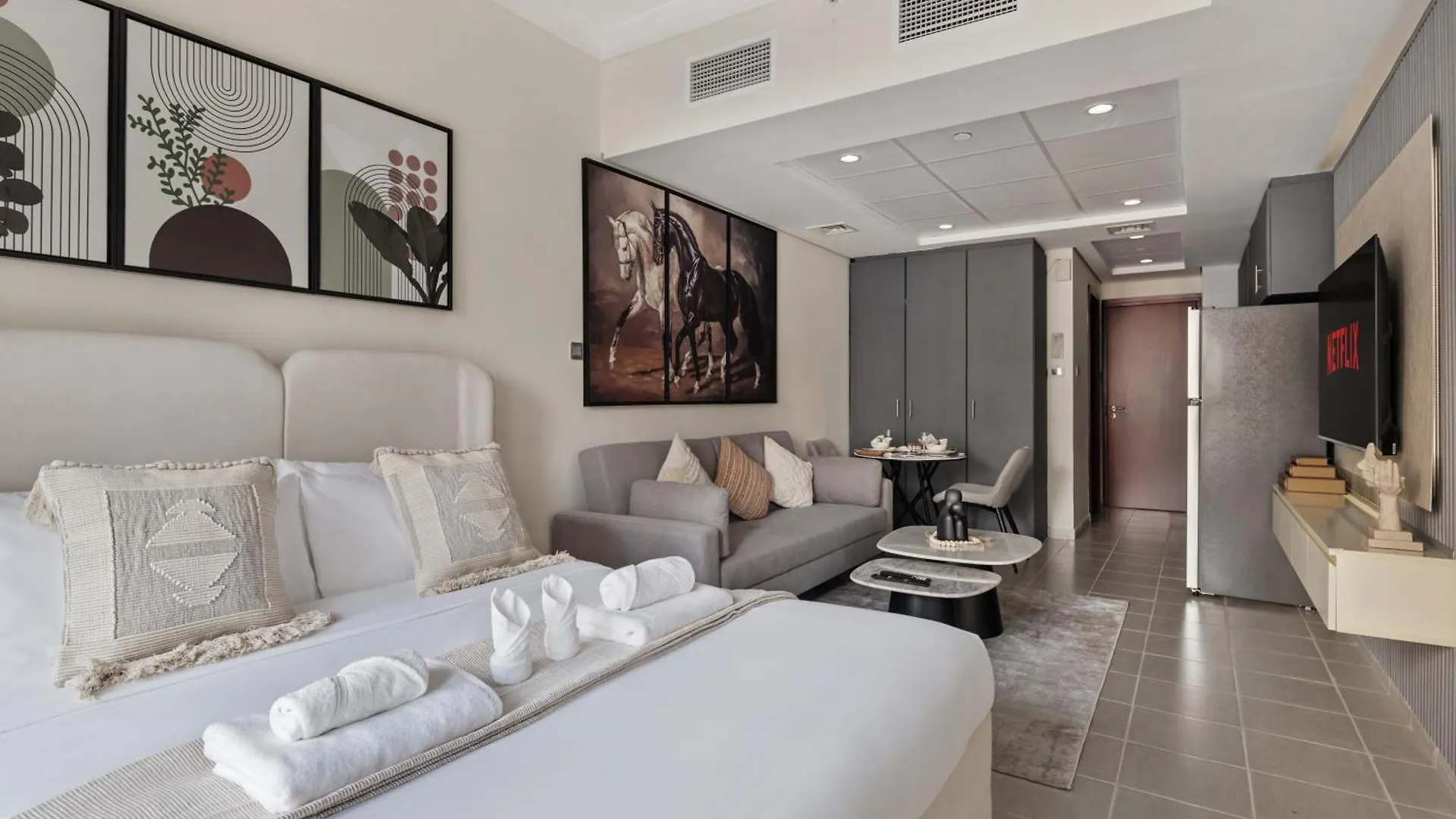 Modern Studio Apartment In Lake View Dubai United Arab Emirates